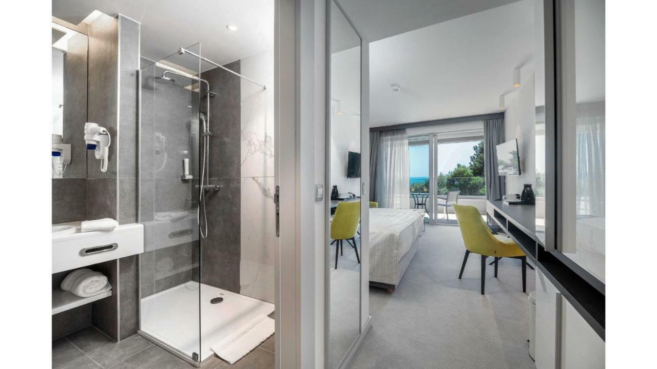 Deluxe Tweepersoonskamer met een Balkon en Gedeeltelijk Uitzicht op Zee