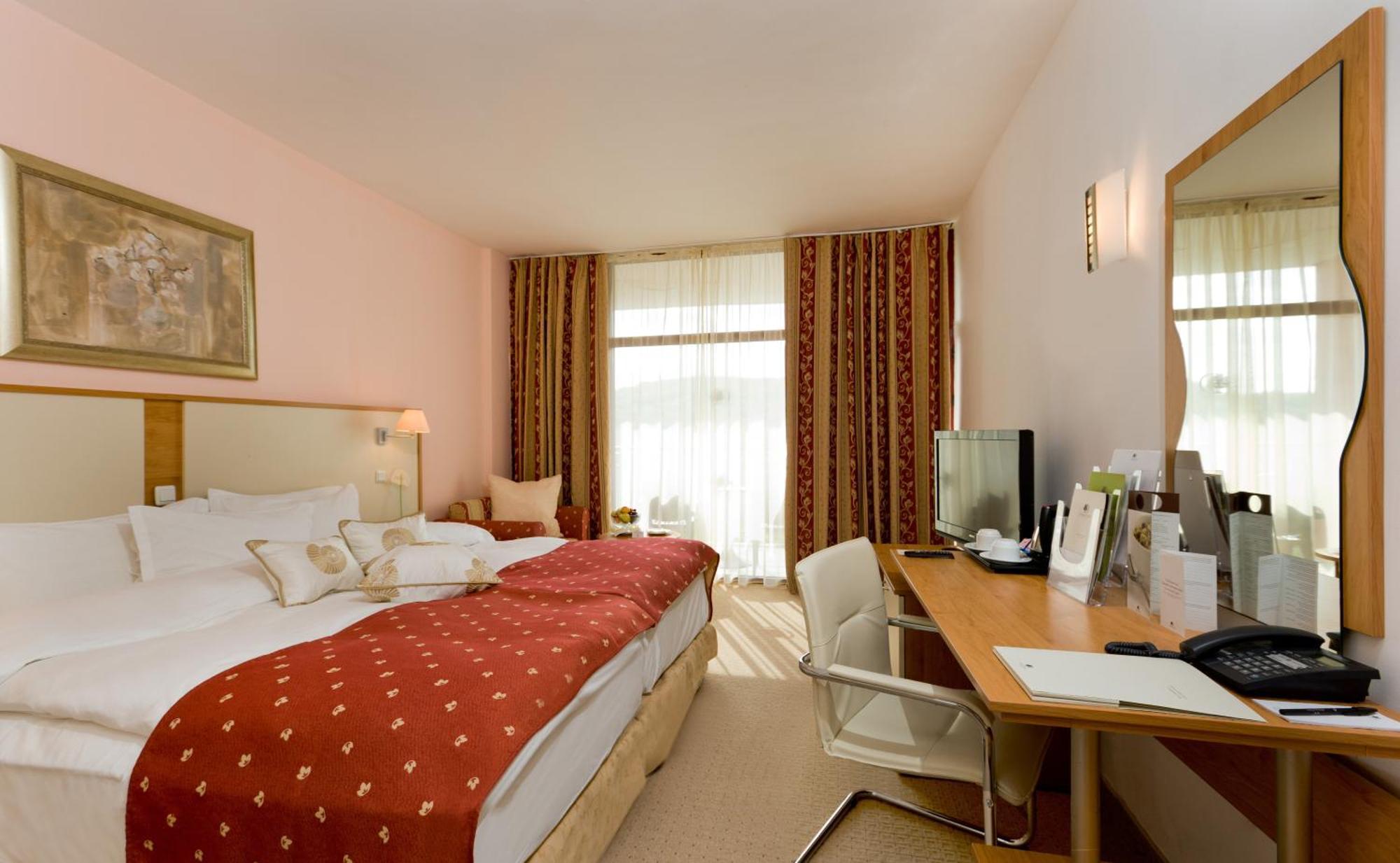 Doppelzimmer mit Balkon und Parkblick