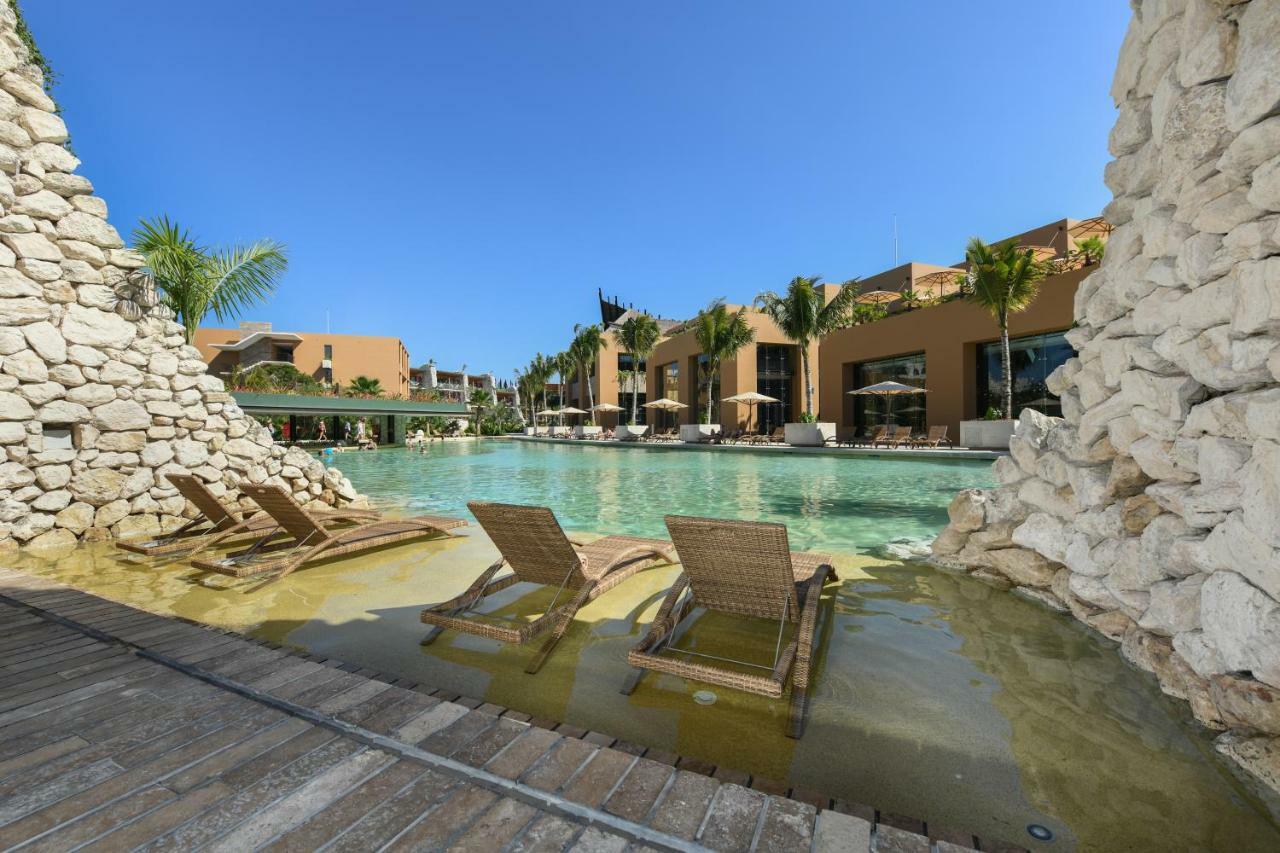 Swim Up Garden View