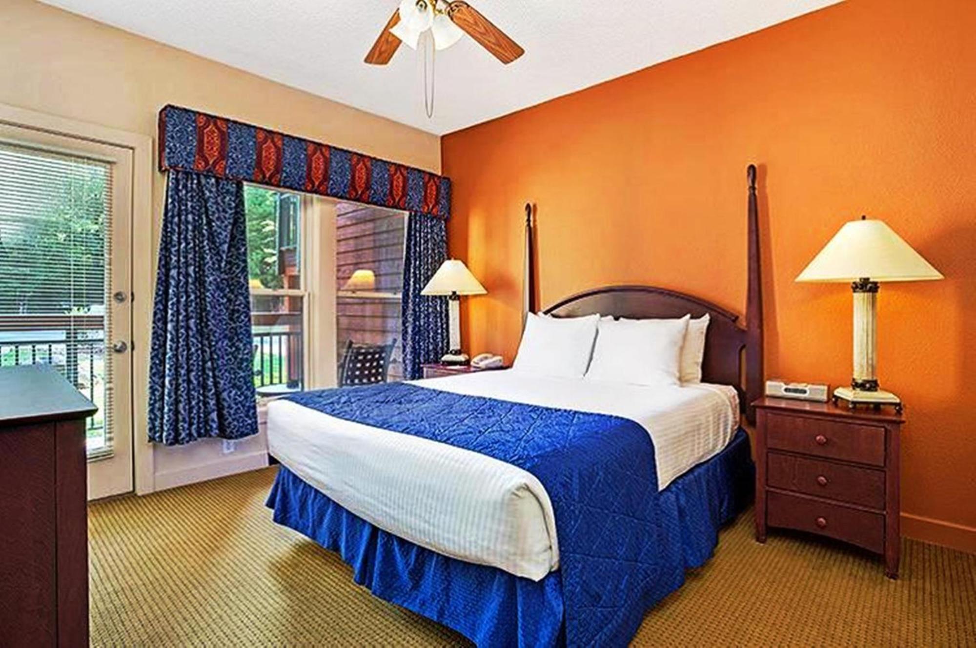 One-Bedroom Queen Suite