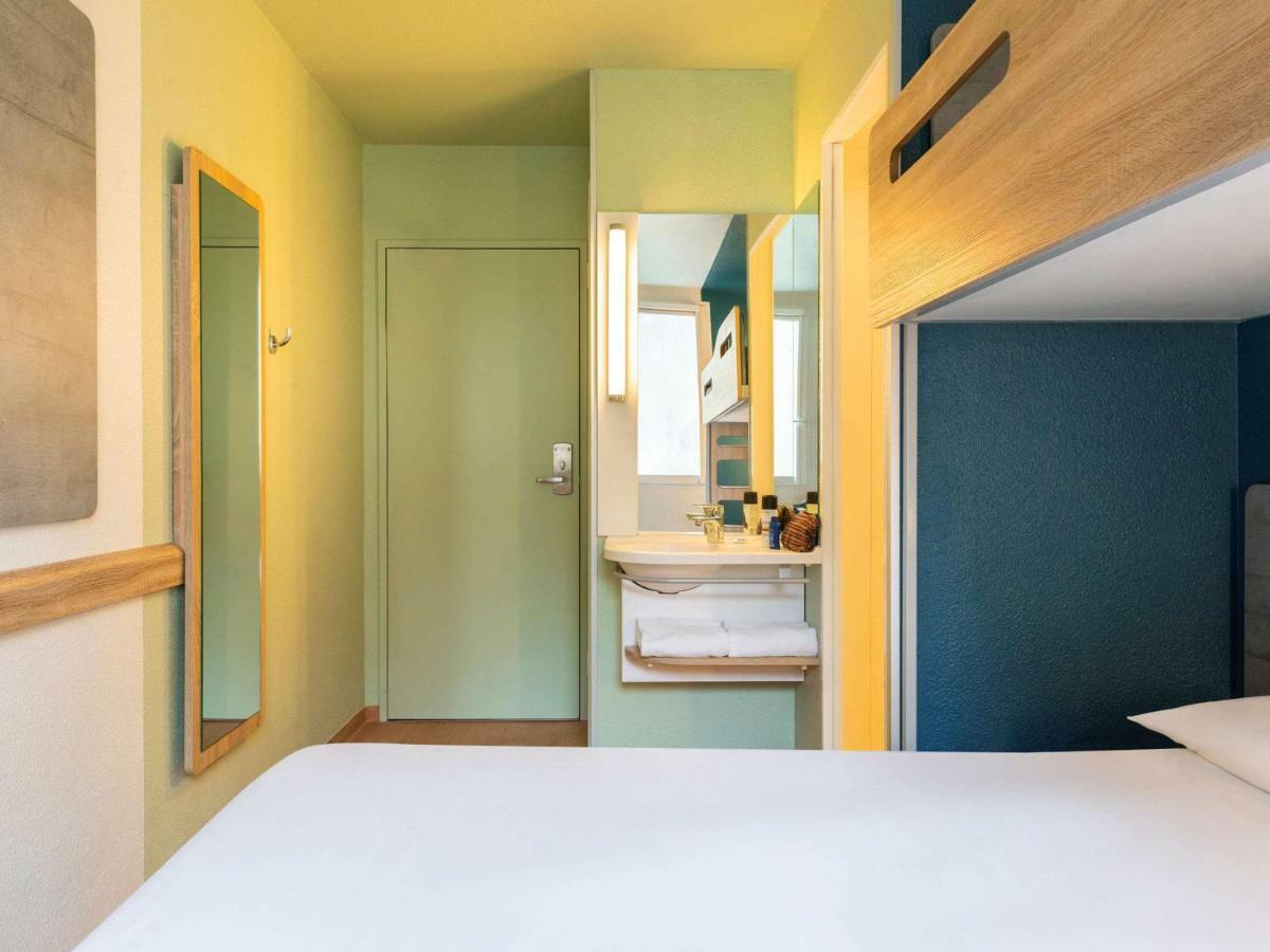 Zimmer mit 1 Queensize-Bett und 1 Etagenbett
