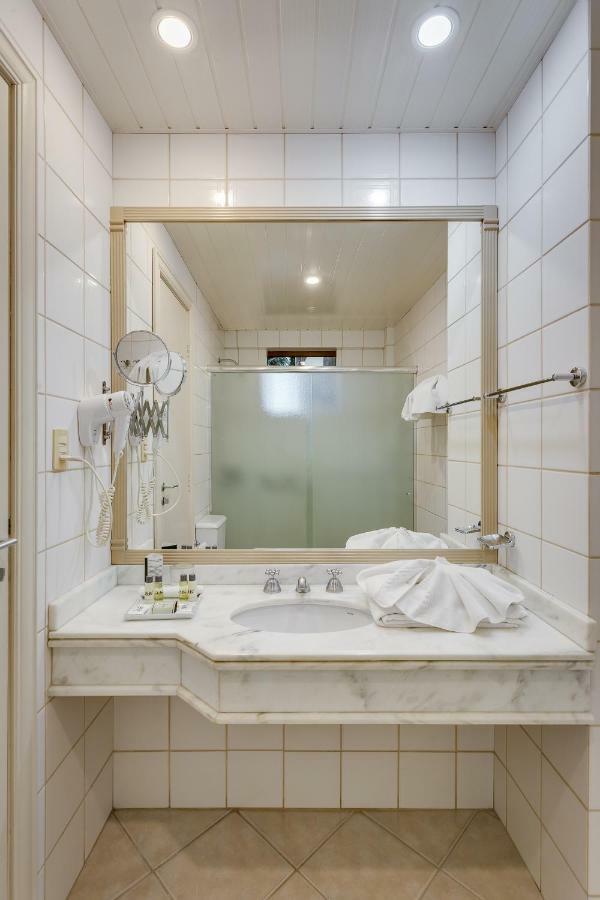 Quarto Grande com 2 Camas de Solteiro
