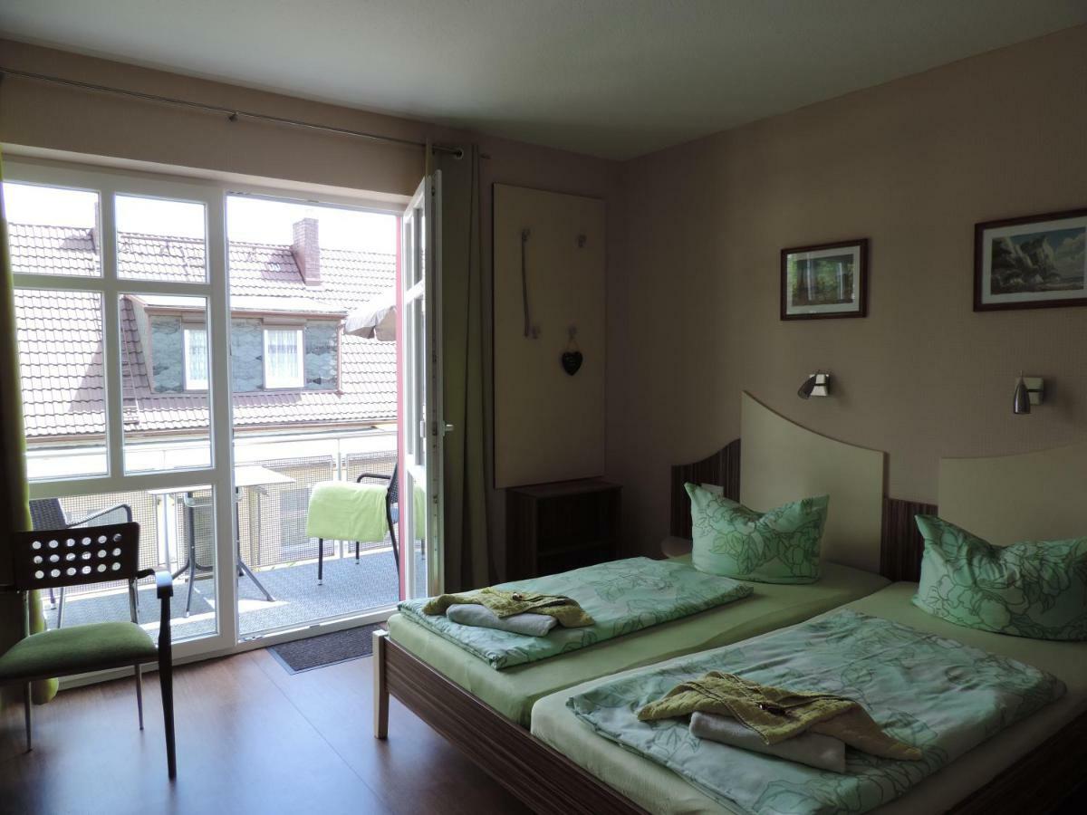 Zweibettzimmer mit Balkon
