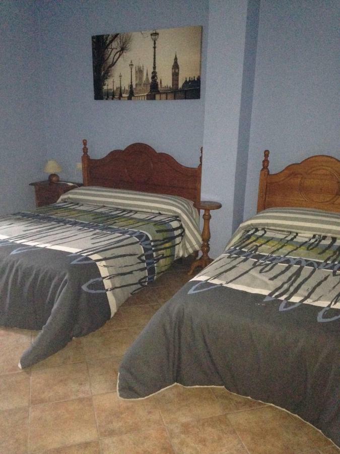 Habitación con cama grande