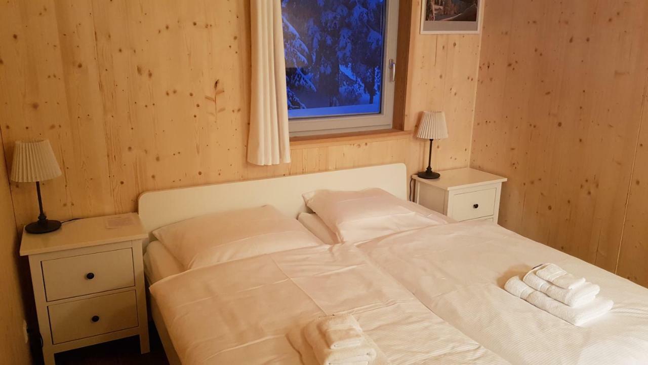 Doppelzimmer mit Bergblick und Gemeinschaftsbad