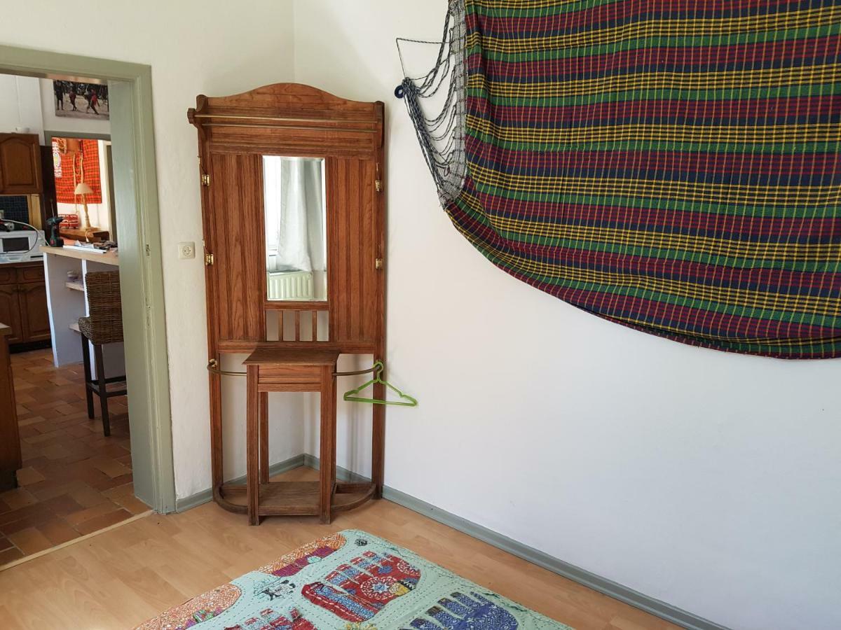 Tweepersoonskamer met Uitzicht op de Tuin en een Gedeelde Badkamer