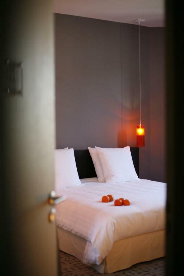 Zimmer mit Kingsize-Bett