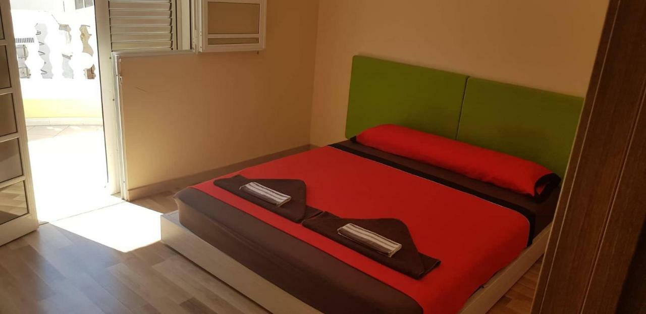 Zimmer mit Queensize-Bett und Balkon