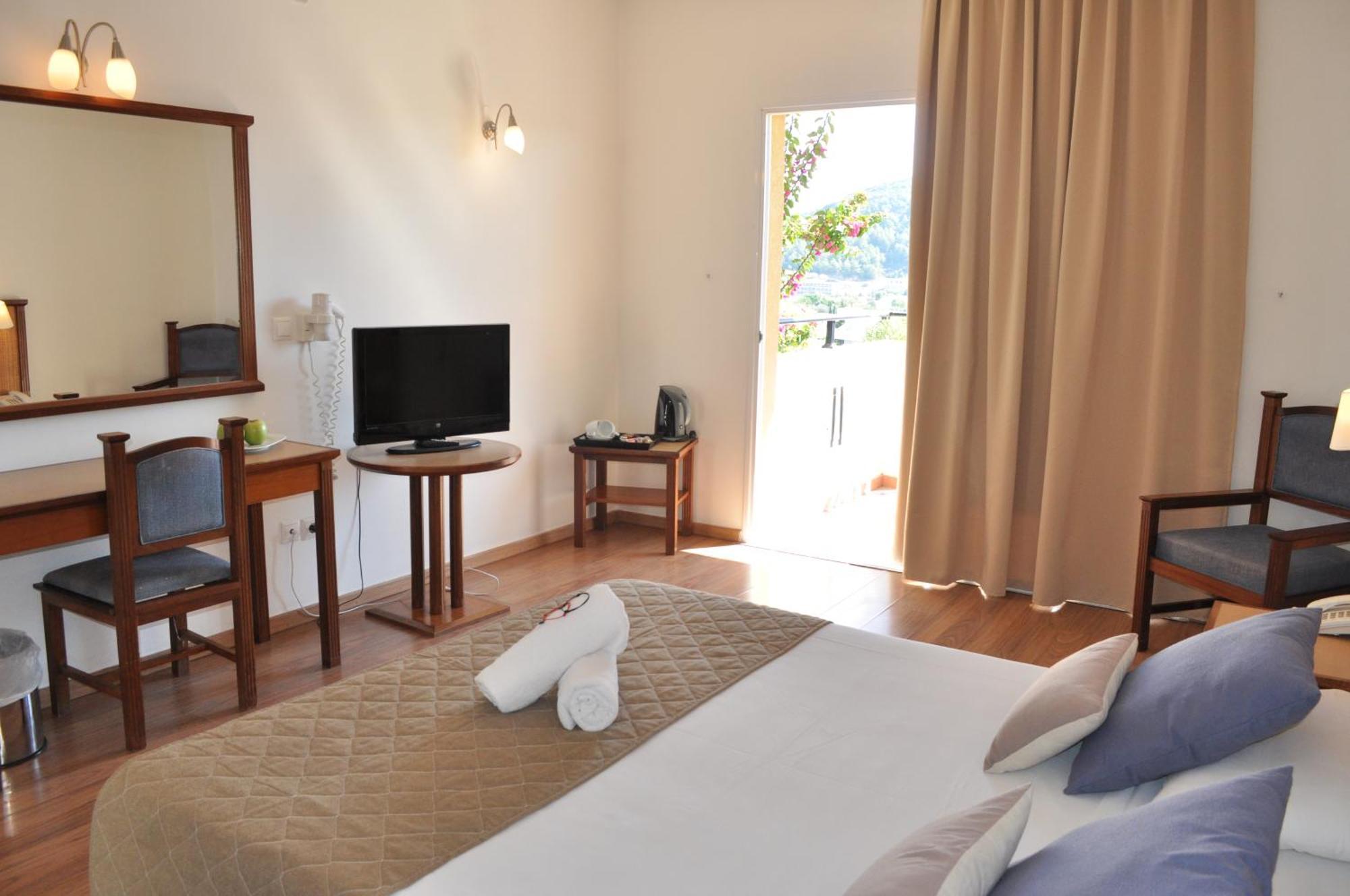 Chambre Double ou Lits Jumeaux - Vue sur Jardin et Piscine