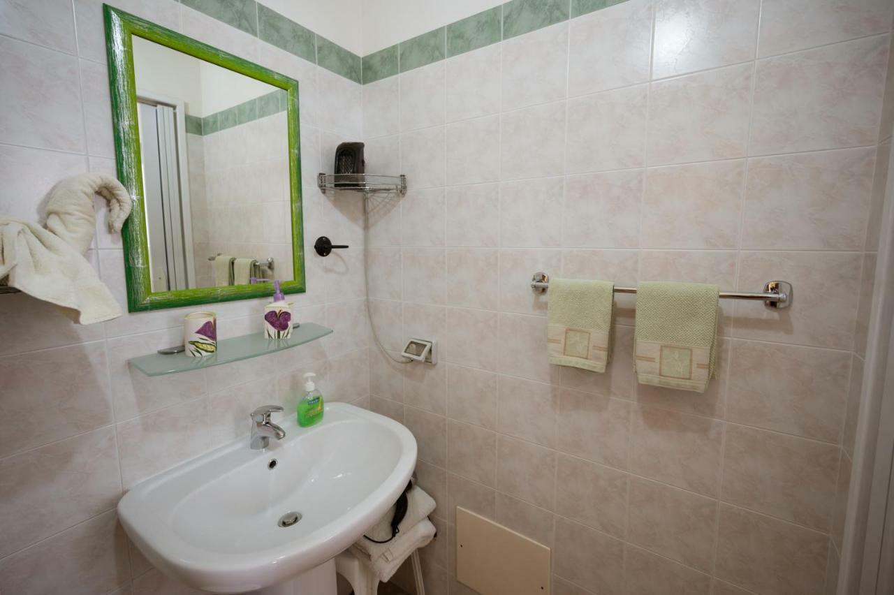 Camera Matrimoniale/Doppia con Letti Singoli con Bagno