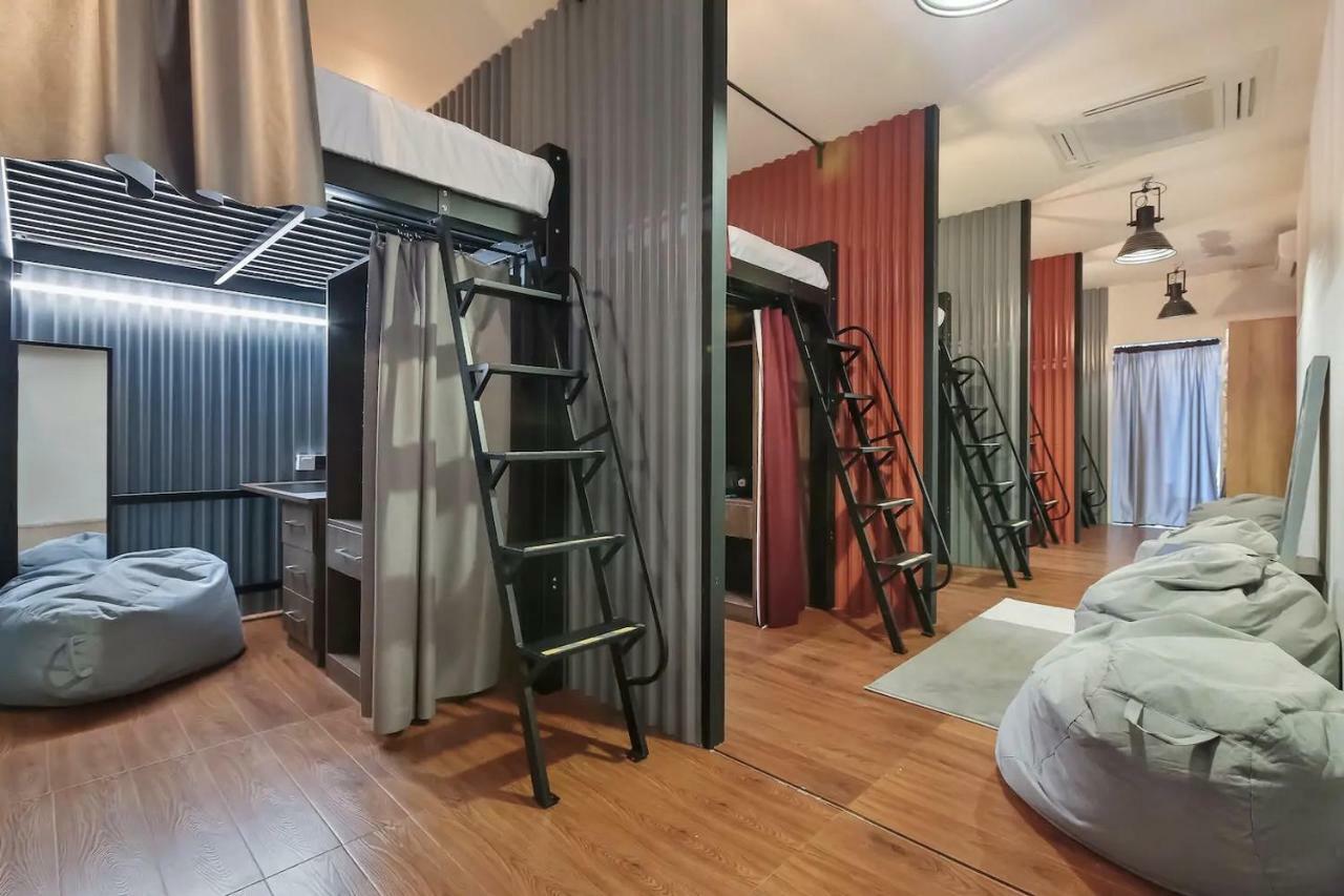 Cama Alta de Casal em Dormitório com Banheiro Compartilhado