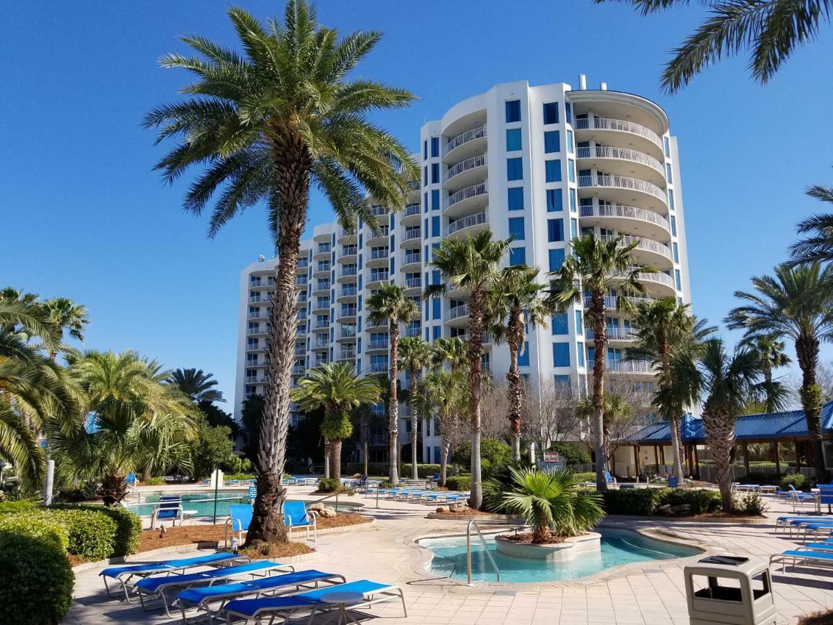 Apartment with Pool View