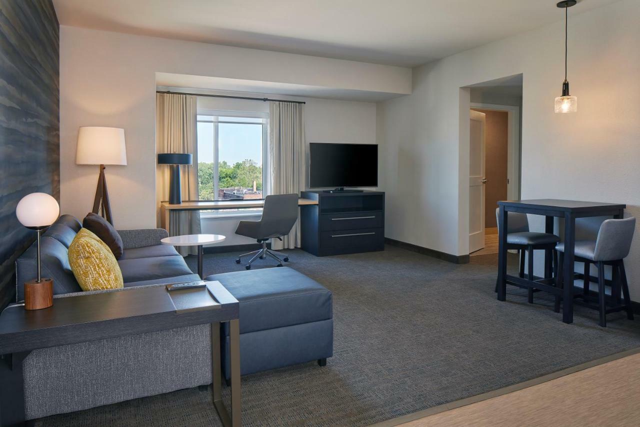 1 Bedroom Suite, 1 King, Sofa bed