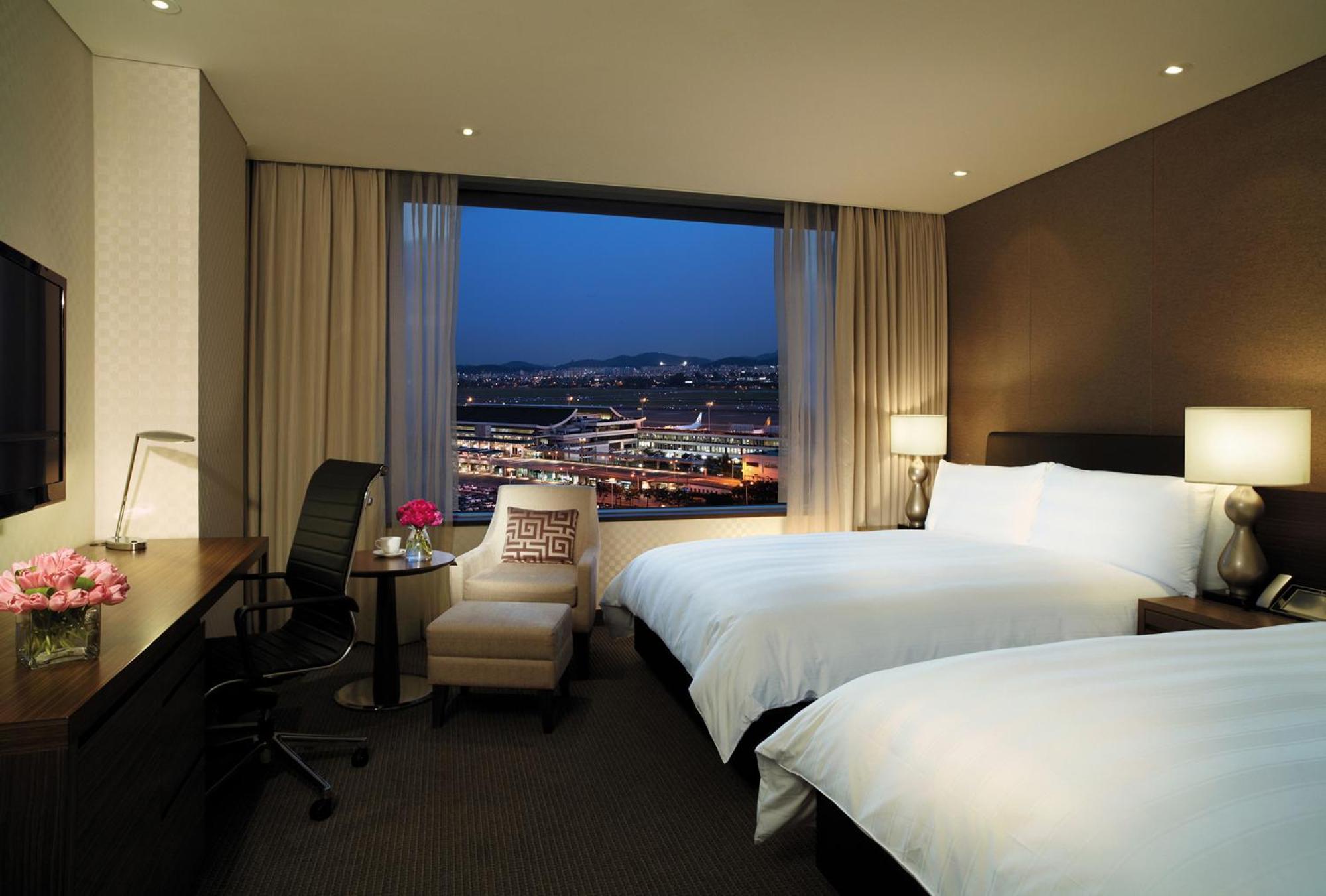 Chambre Lits Jumeaux Familiale Deluxe - Vue sur Aéroport (Étage Supérieur)