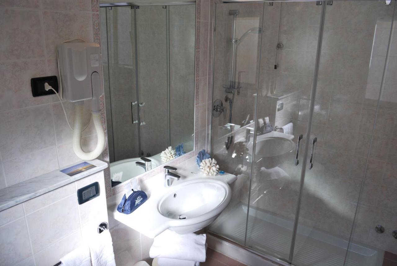 Double Room with Balcony and Sea View,222052838:JPEG