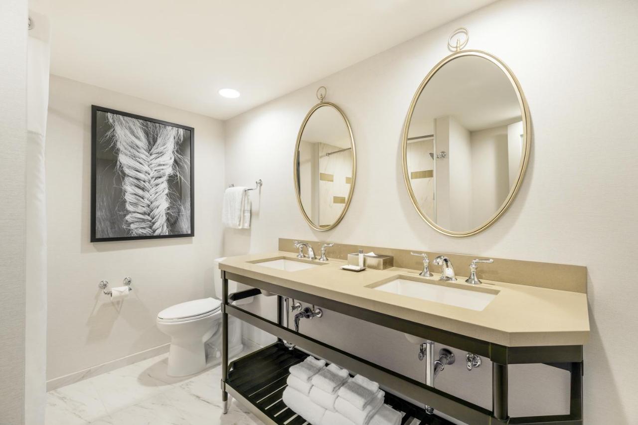 Deluxe King Room - Non-Smoking/Mobility Accessible/West Tower