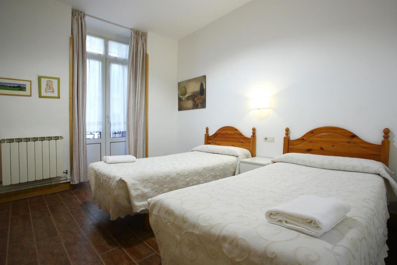 Chambre Lits Jumeaux avec Lit d'Appoint et Salle de Bains Commune