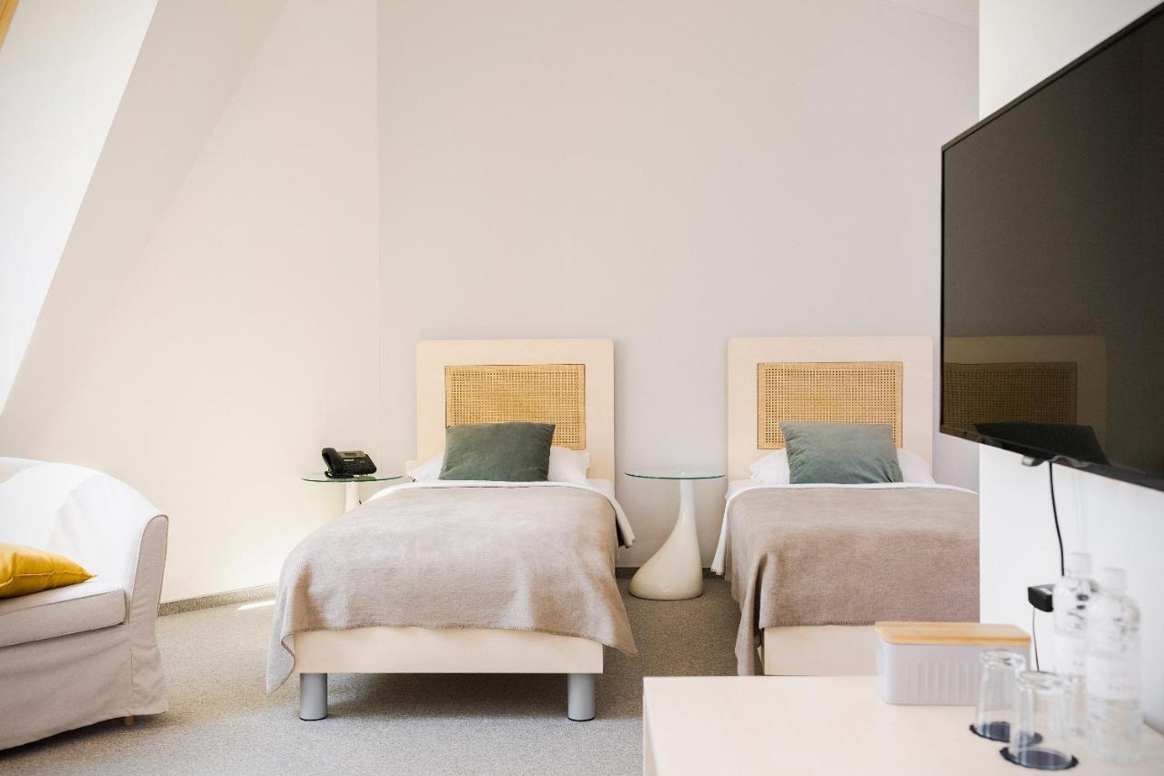 Suite avec Vue sur la Cour