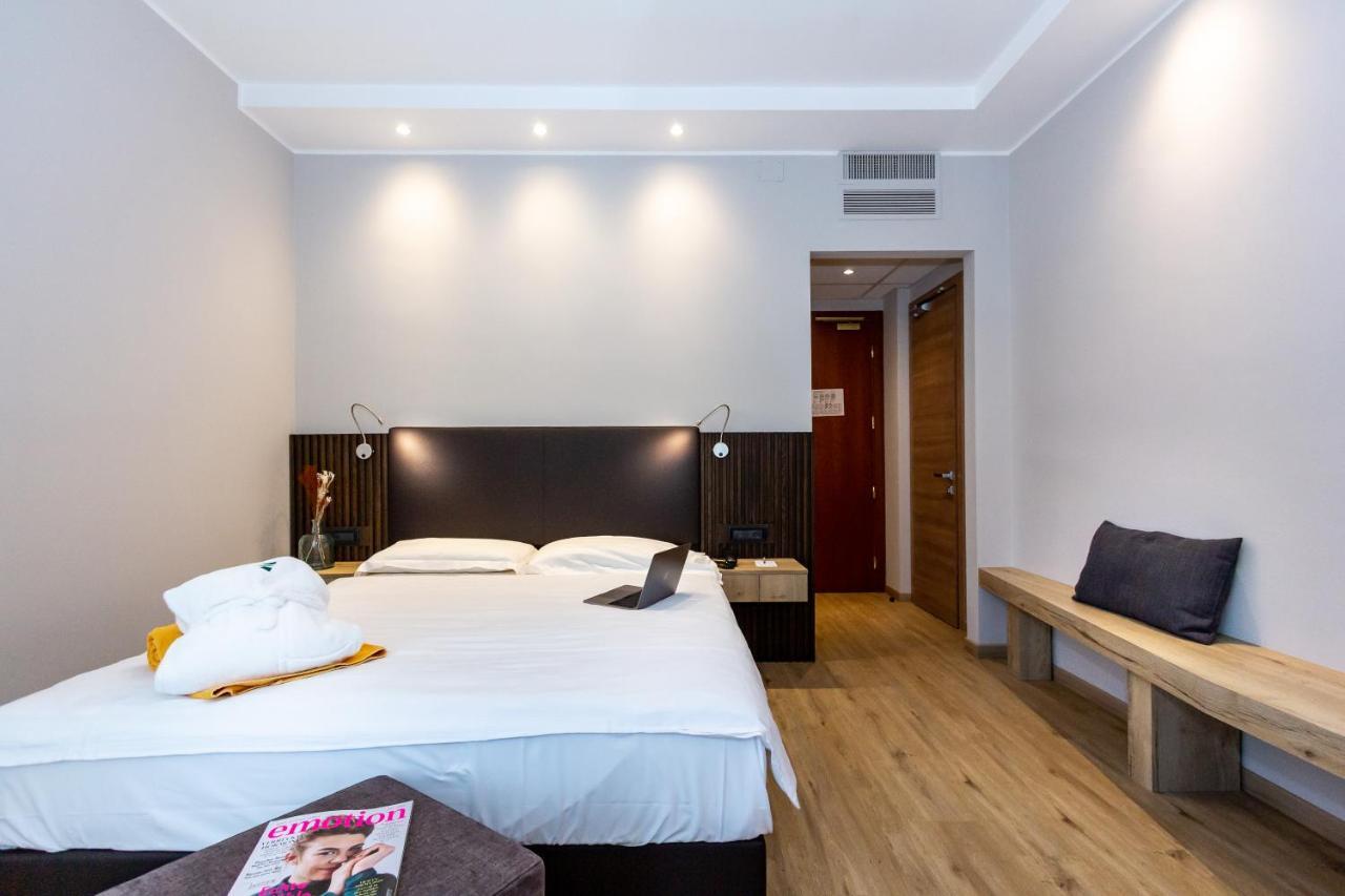 Zimmer mit Queensize-Bett und Balkon