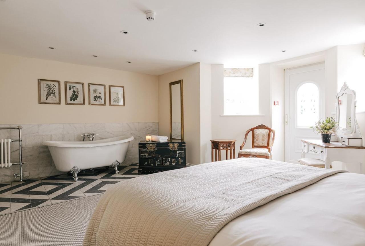 Deluxe Zimmer mit Kingsize-Bett und Badewanne