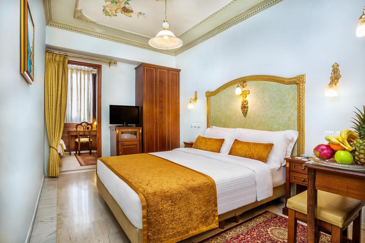 Camera Familiare con Letto King-Size, 2 Letti Singoli e Vista Cortile