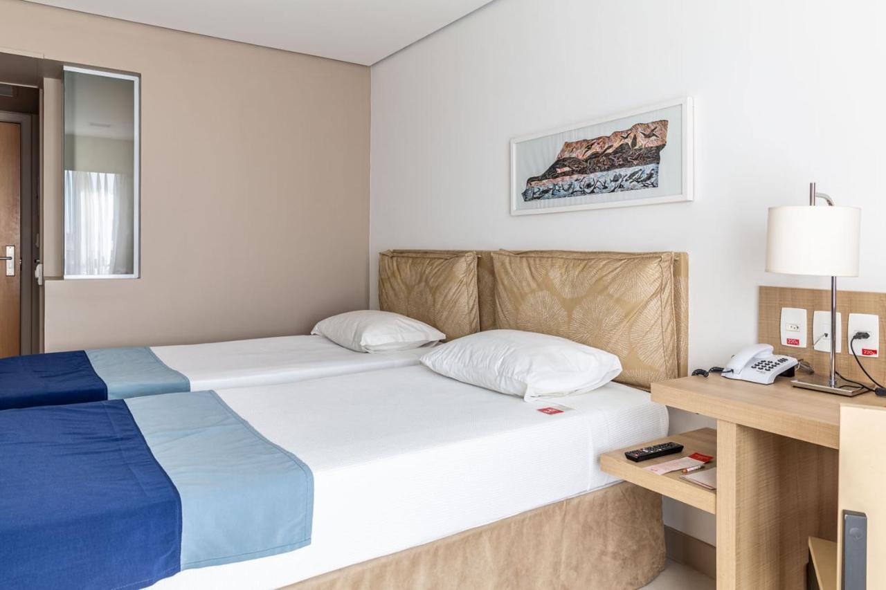 Quarto Superior com 2 Camas de Solteiro Vista da Cidade