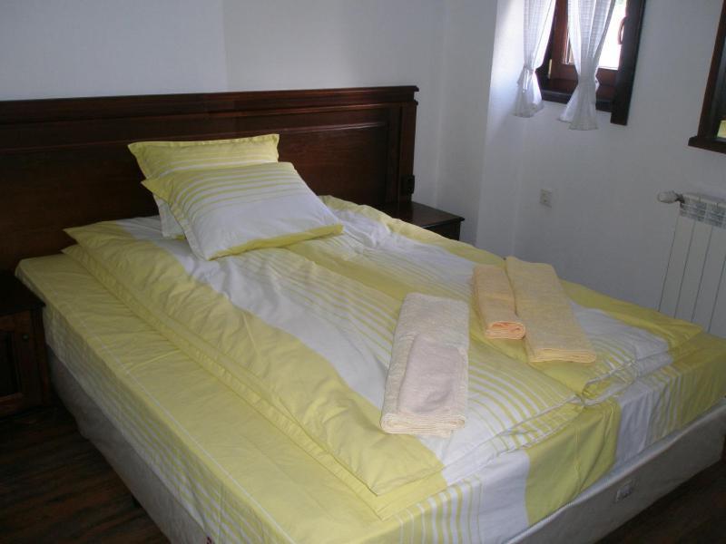 Quarto Econômico com Cama de Casal ou 2 de Solteiro