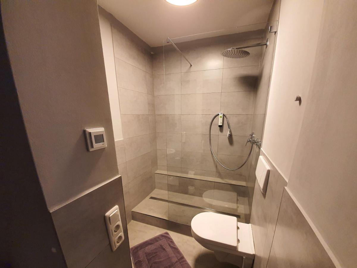 Habitación con cama grande