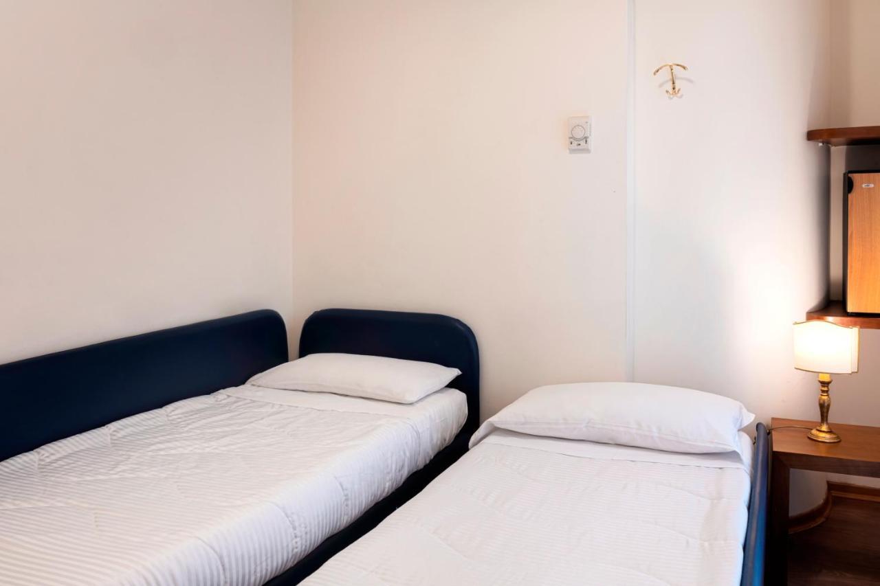 Camera Matrimoniale Piccola con Divano-Letto
