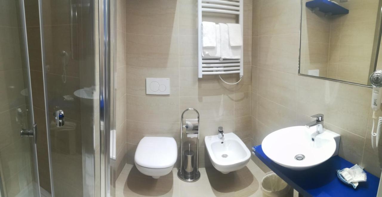 Small Double Room,958516123:JPEG