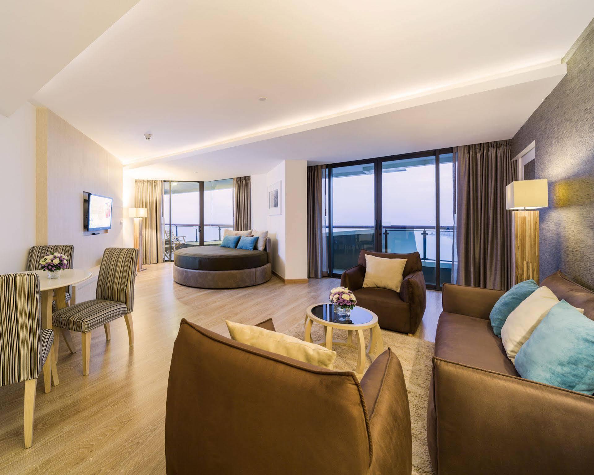 Junior Family Suite including club benefits with Sea View,959537884:JPEG