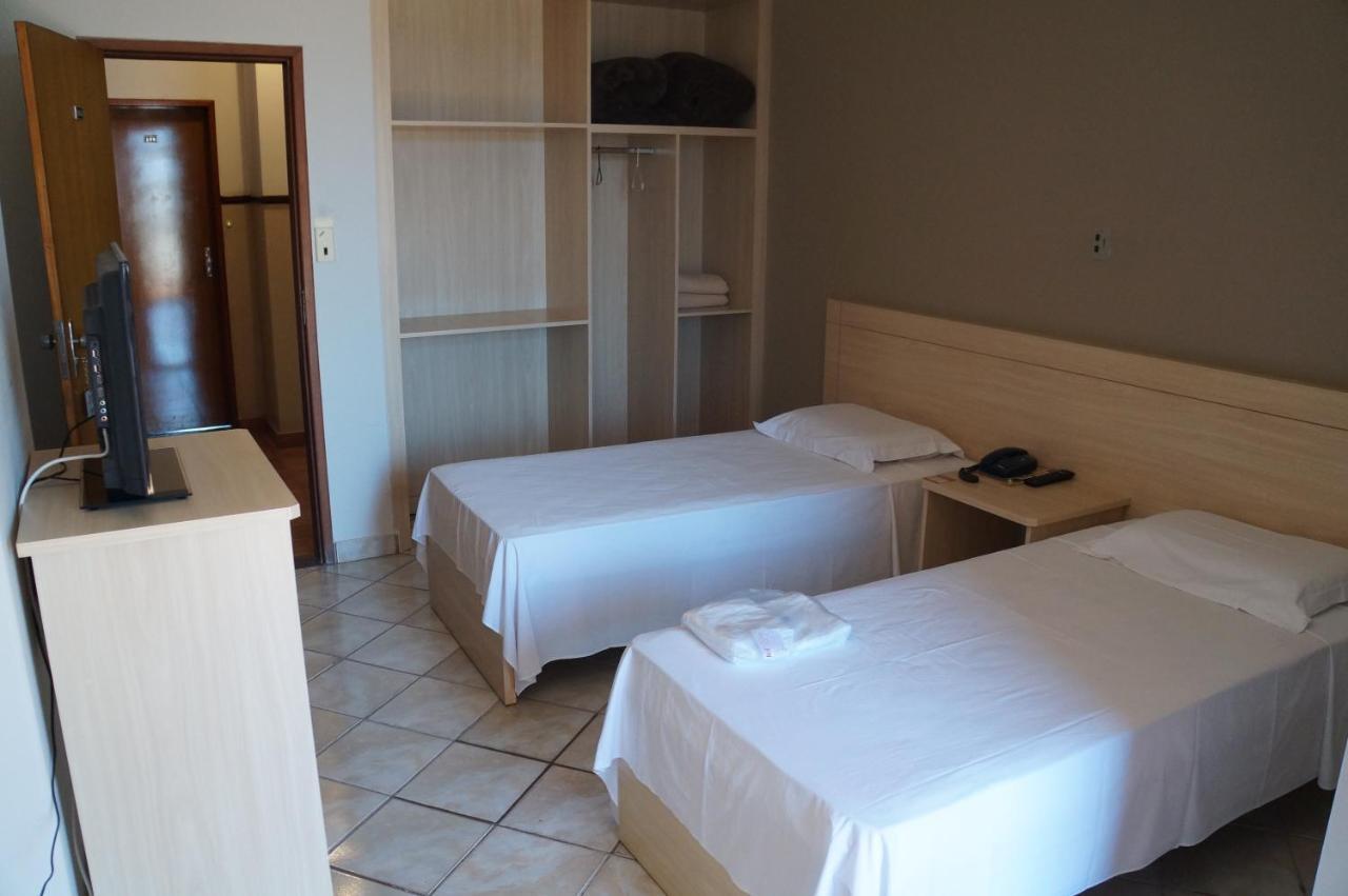 Quarto Duplo com Camas de Solteiro e Ventilador