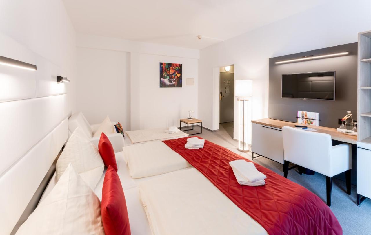 Dreibettzimmer mit Dusche