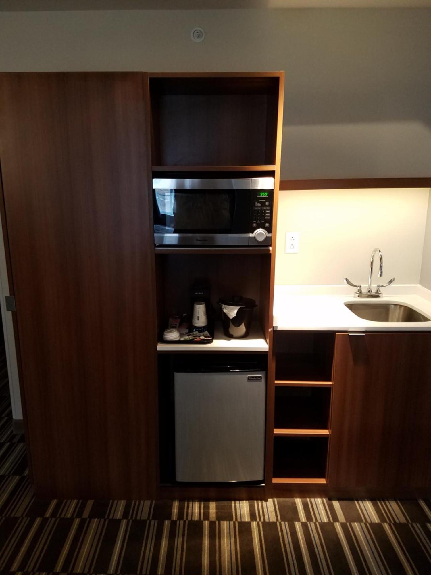Queen Studio Suite - Non-Smoking