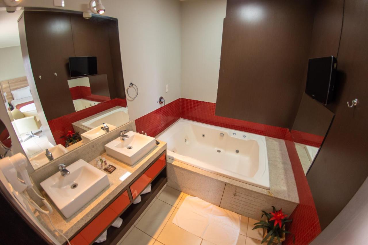 Suíte Luxo com Banheira de Hidromassagem