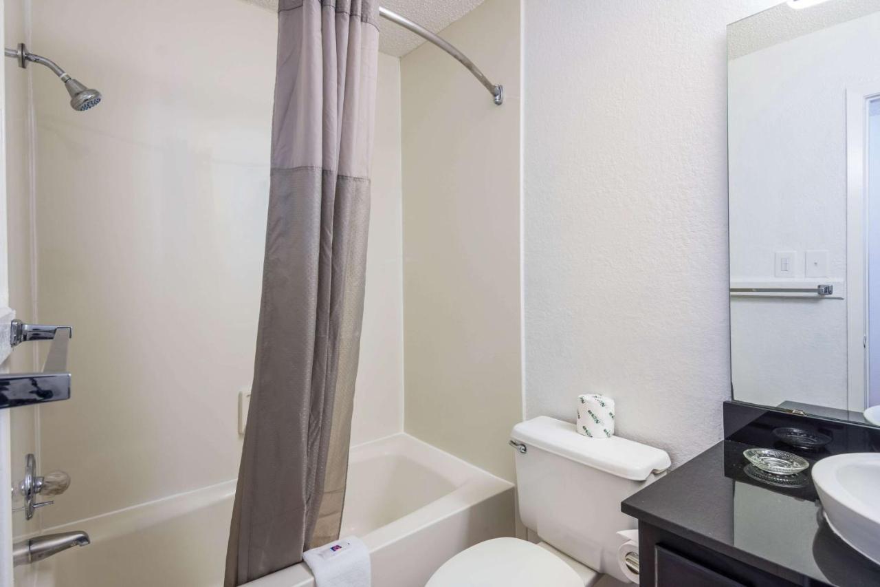 Deluxe Queen Room with Two Queen Beds - Non-Smoking