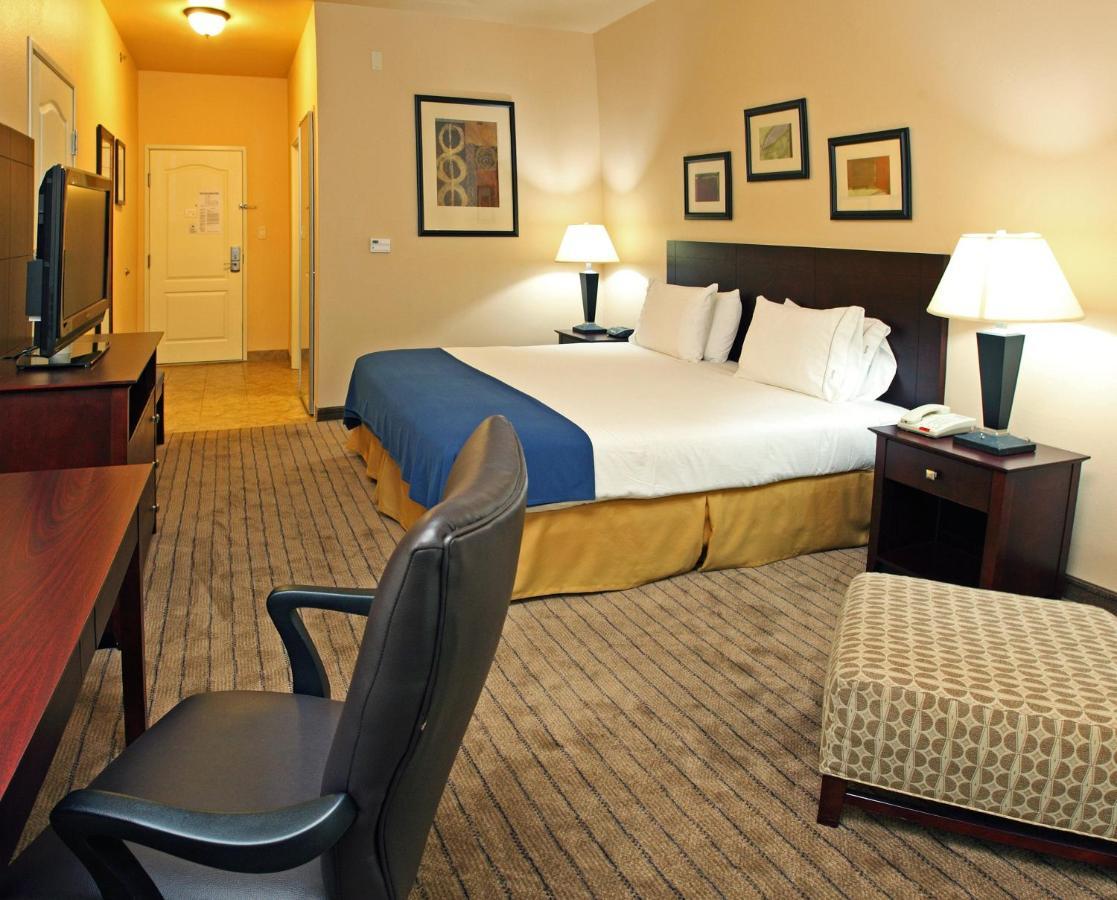 King Room - Hearing Accessible - Roll-in Shower