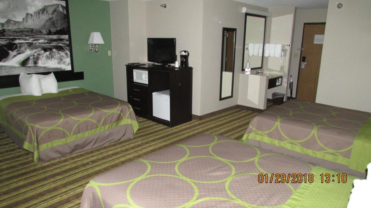 Queen Room with Three Queen Beds - Non-Smoking,973032391:JPEG