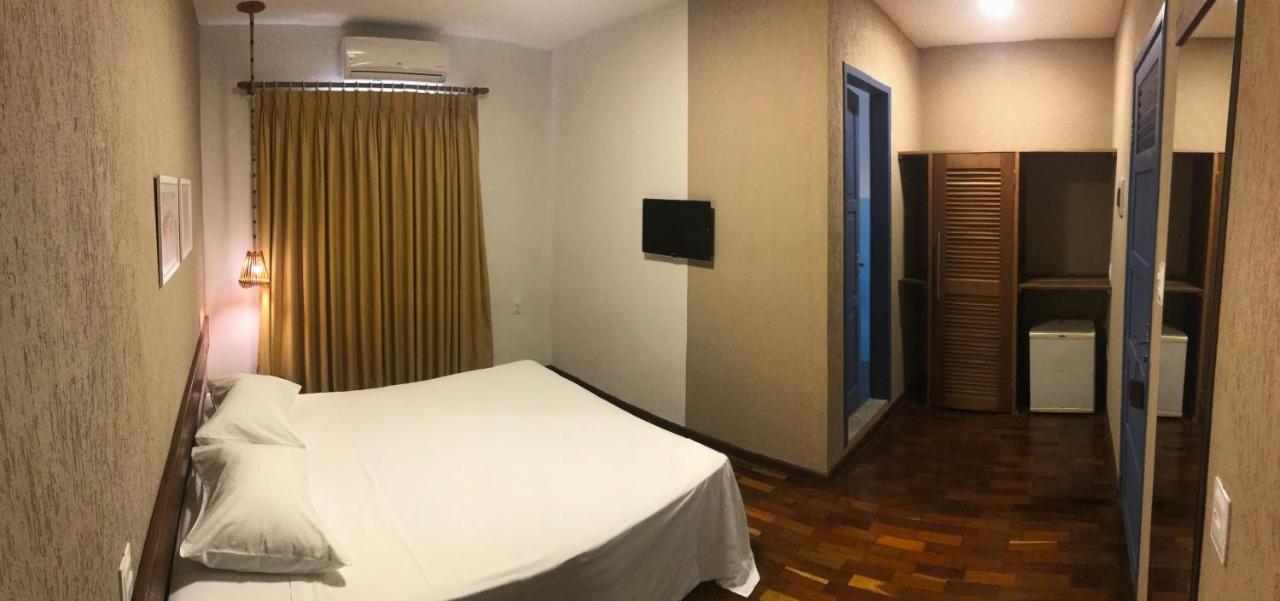 Quarto com Cama de Casal ou 2 de Solteiro e Banheiro