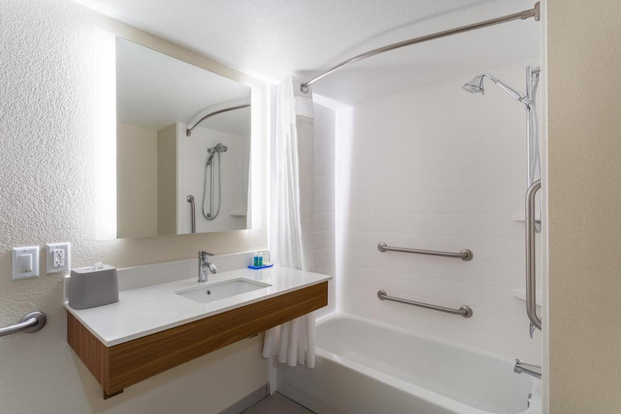 Queen Room with Two Queen Beds - Hearing Accessible