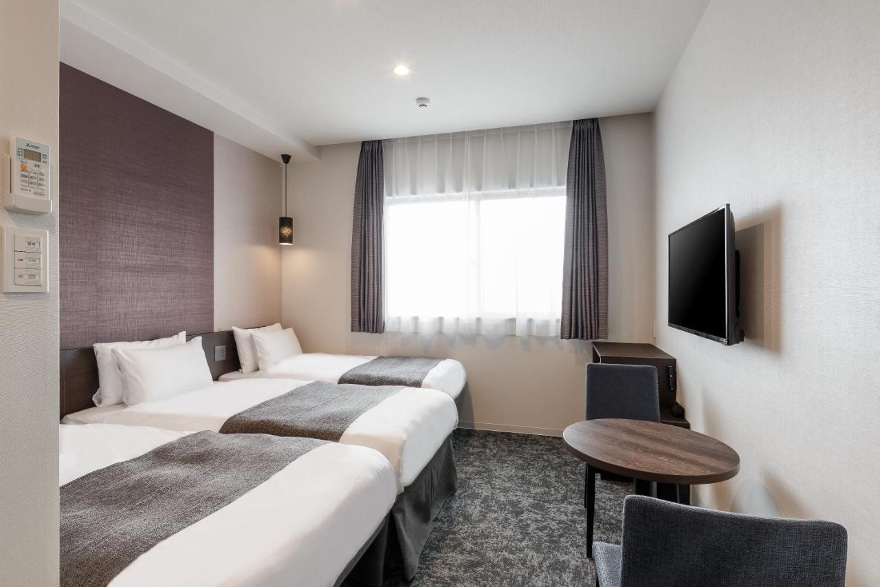 Tweepersoonskamer met 2 Aparte Bedden en een Extra Bed