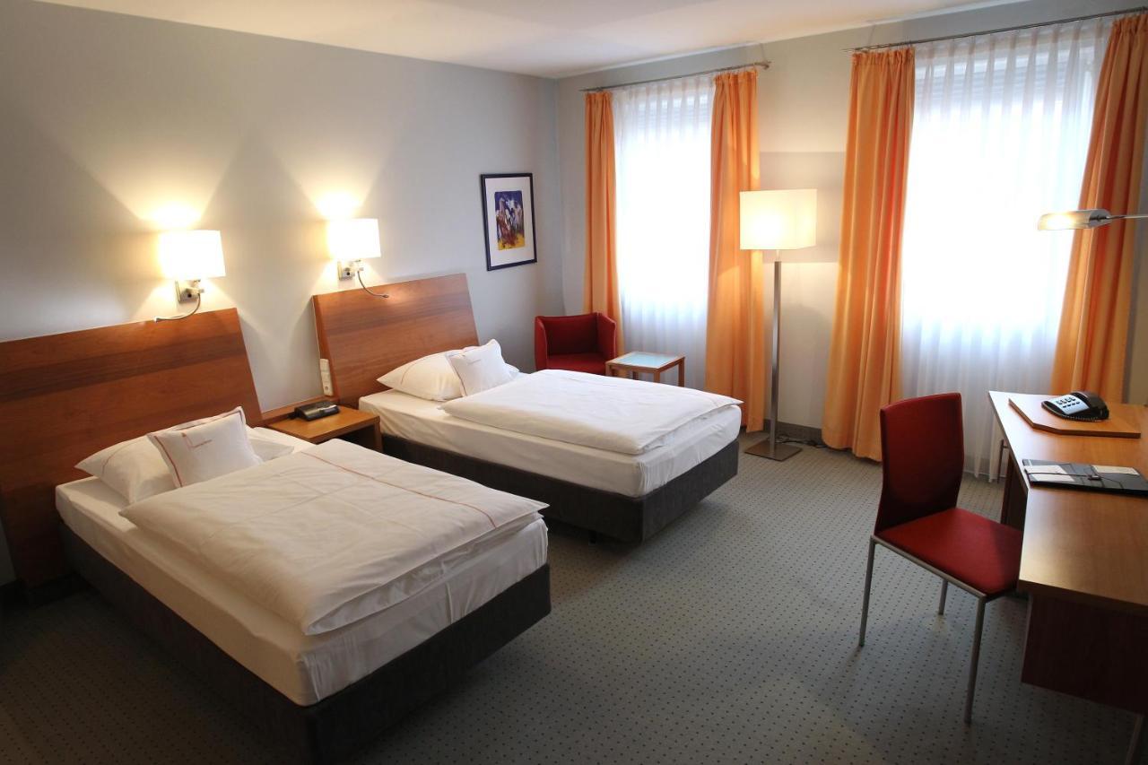 Großes Doppel-/Zweibettzimmer