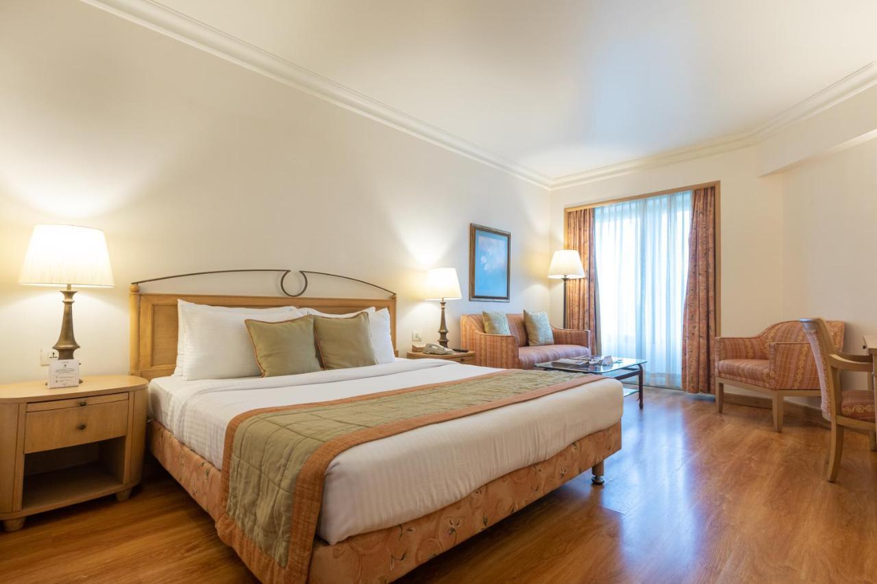 Deluxe Room King Bed with Bathtub