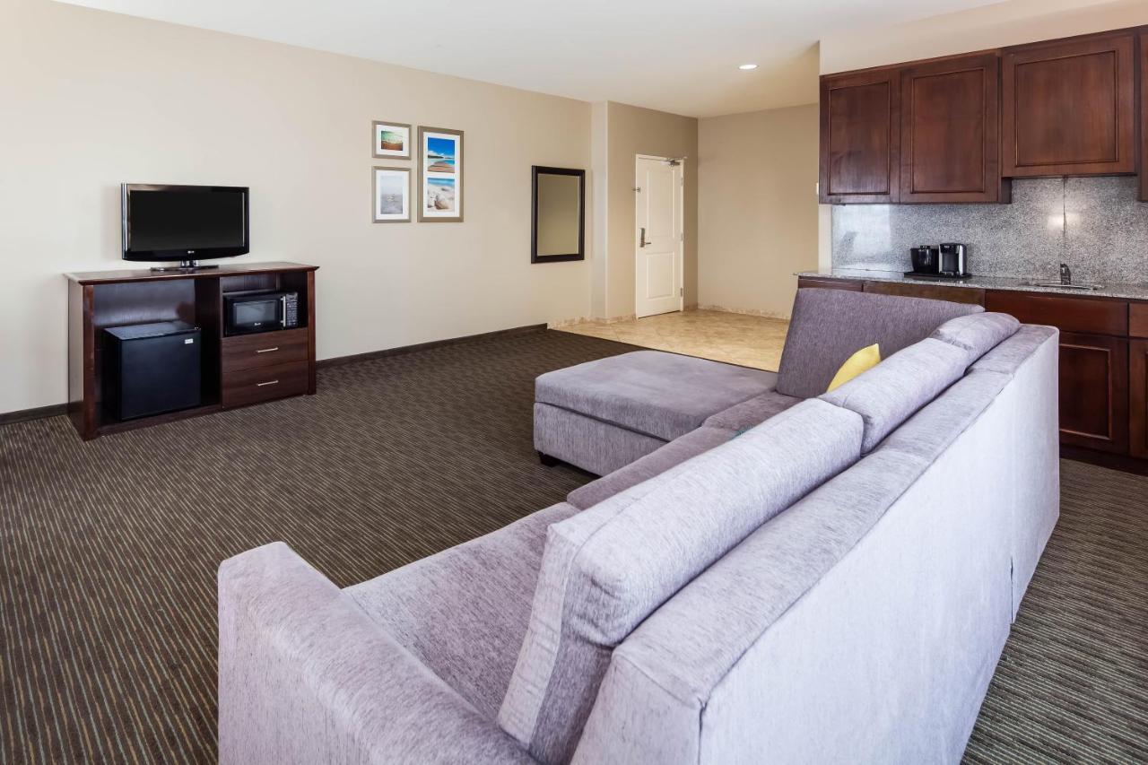 Deluxe Suite with Two Queen Beds - Non-Smoking