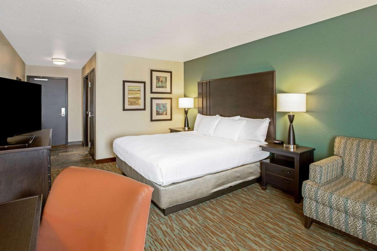 King Room with Mobility/Hearing Impaired Access - Non-Smoking,999068382:JPEG