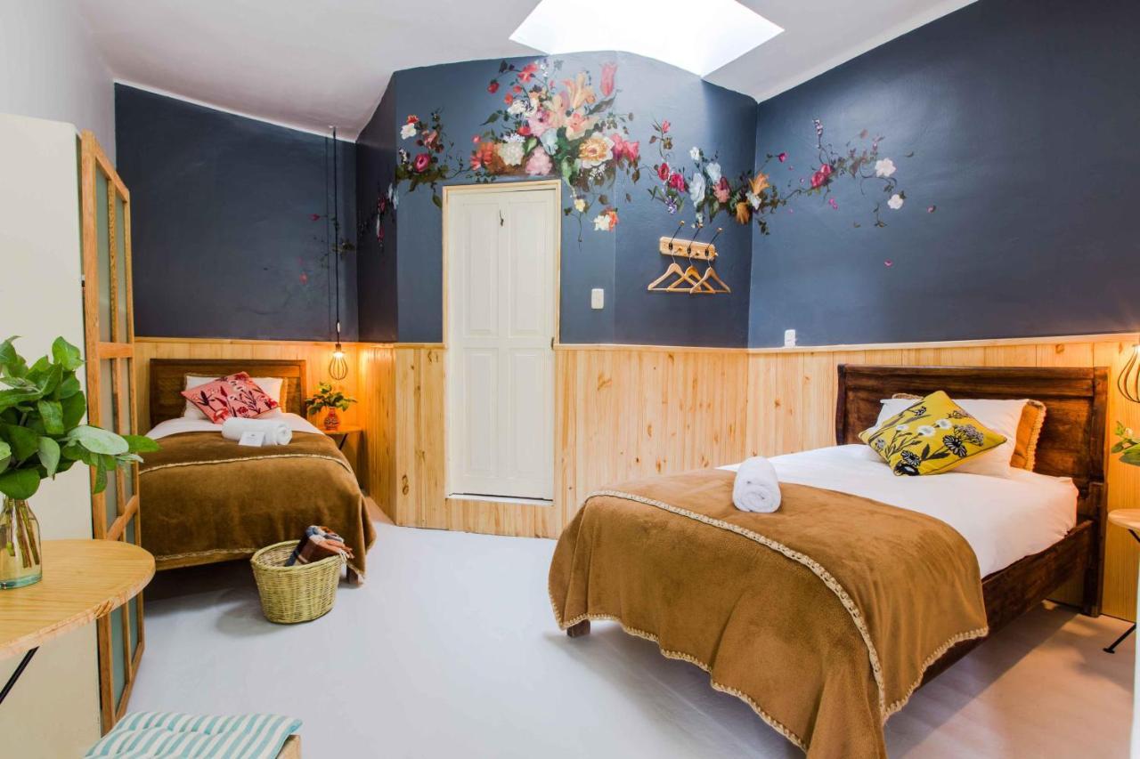 Tweepersoonskamer met 2 Aparte Bedden en Eigen Badkamer