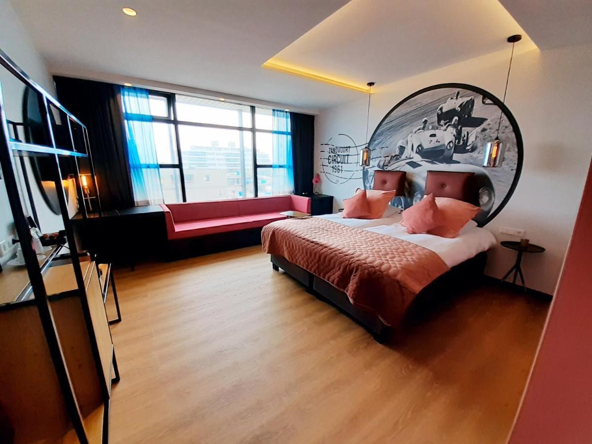 Großes Zimmer mit Badewanne
