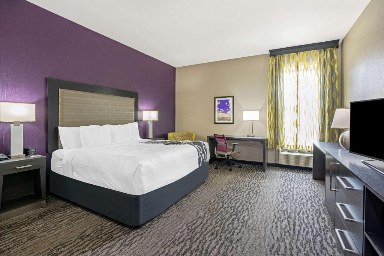 King Room Roll Shower Mobility or Hearing Accessible Non-Smoking,995407645:JPEG