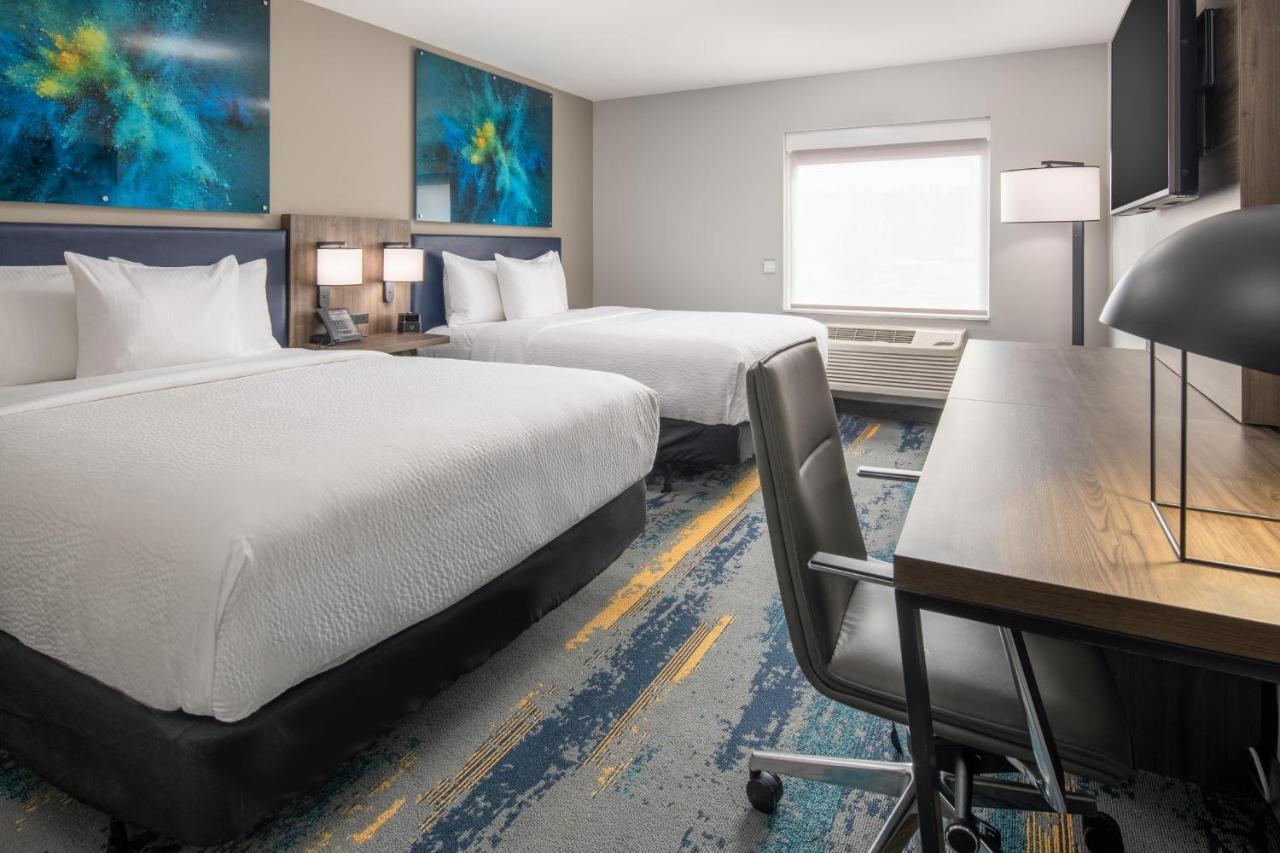 Queen Room with Two Queen Beds and Bath Tub - Mobility Accessible/Non-Smoking