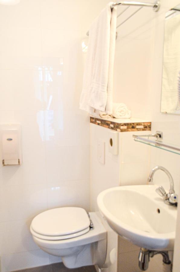 Tweepersoonskamer met 2 Aparte Bedden en Eigen Externe Badkamer
